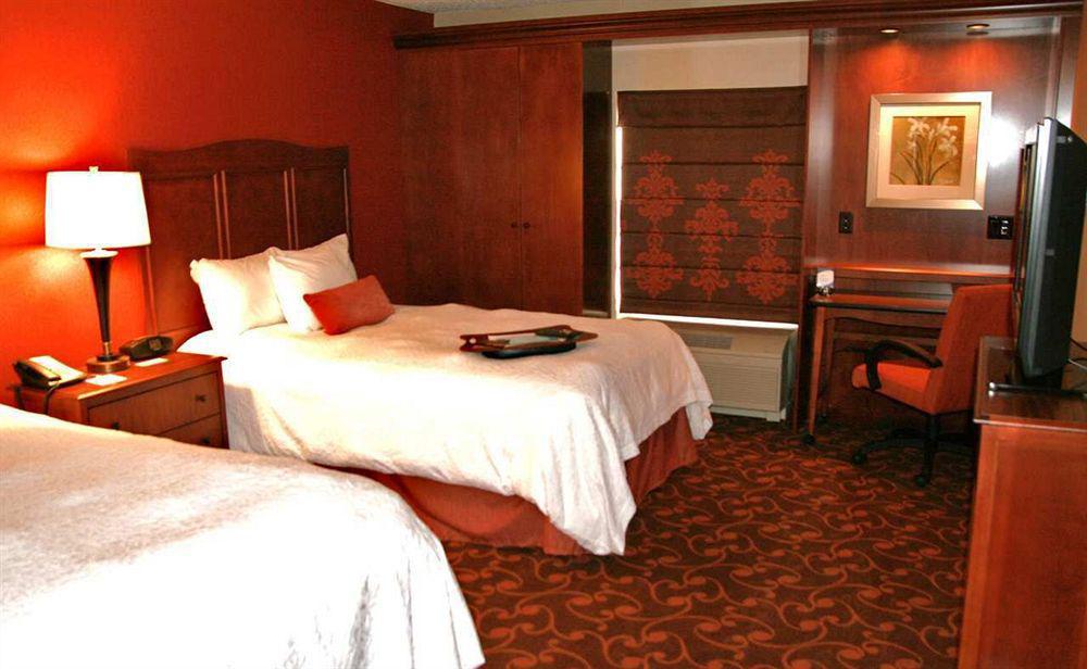 Hampton Inn & Suites Cleveland-Southeast-Стритсборо Номер фото