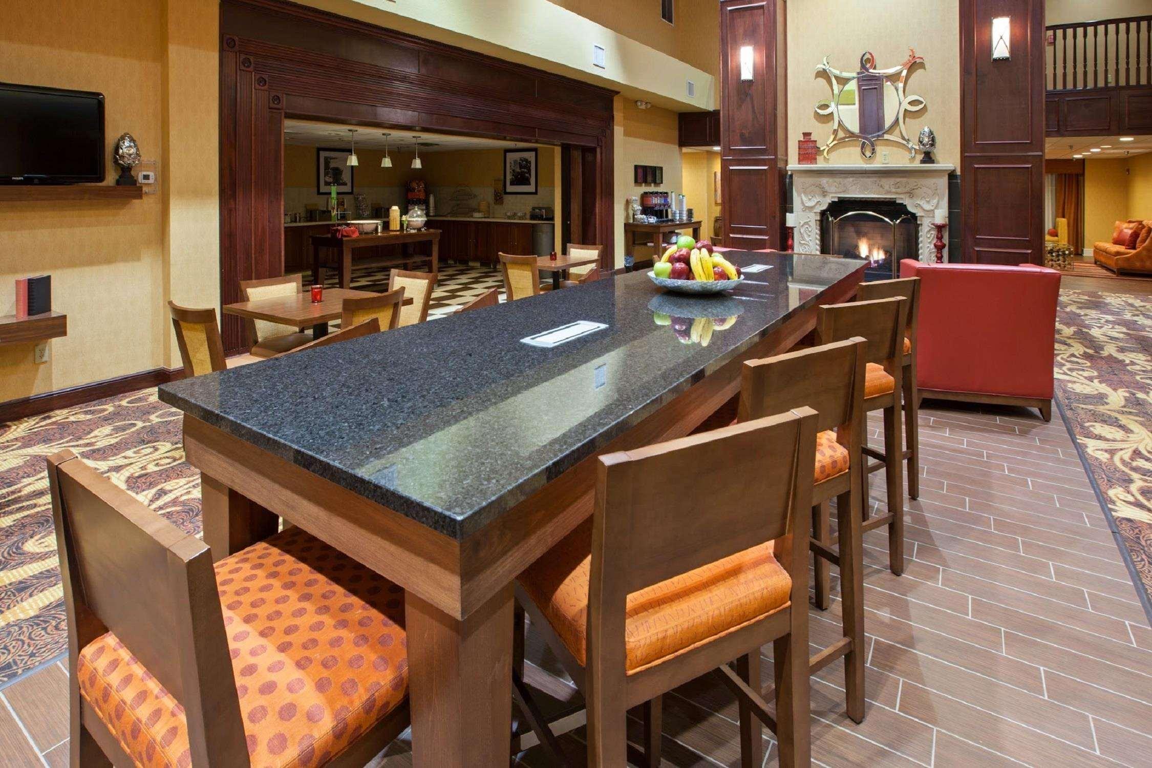 Hampton Inn & Suites Cleveland-Southeast-Стритсборо Экстерьер фото