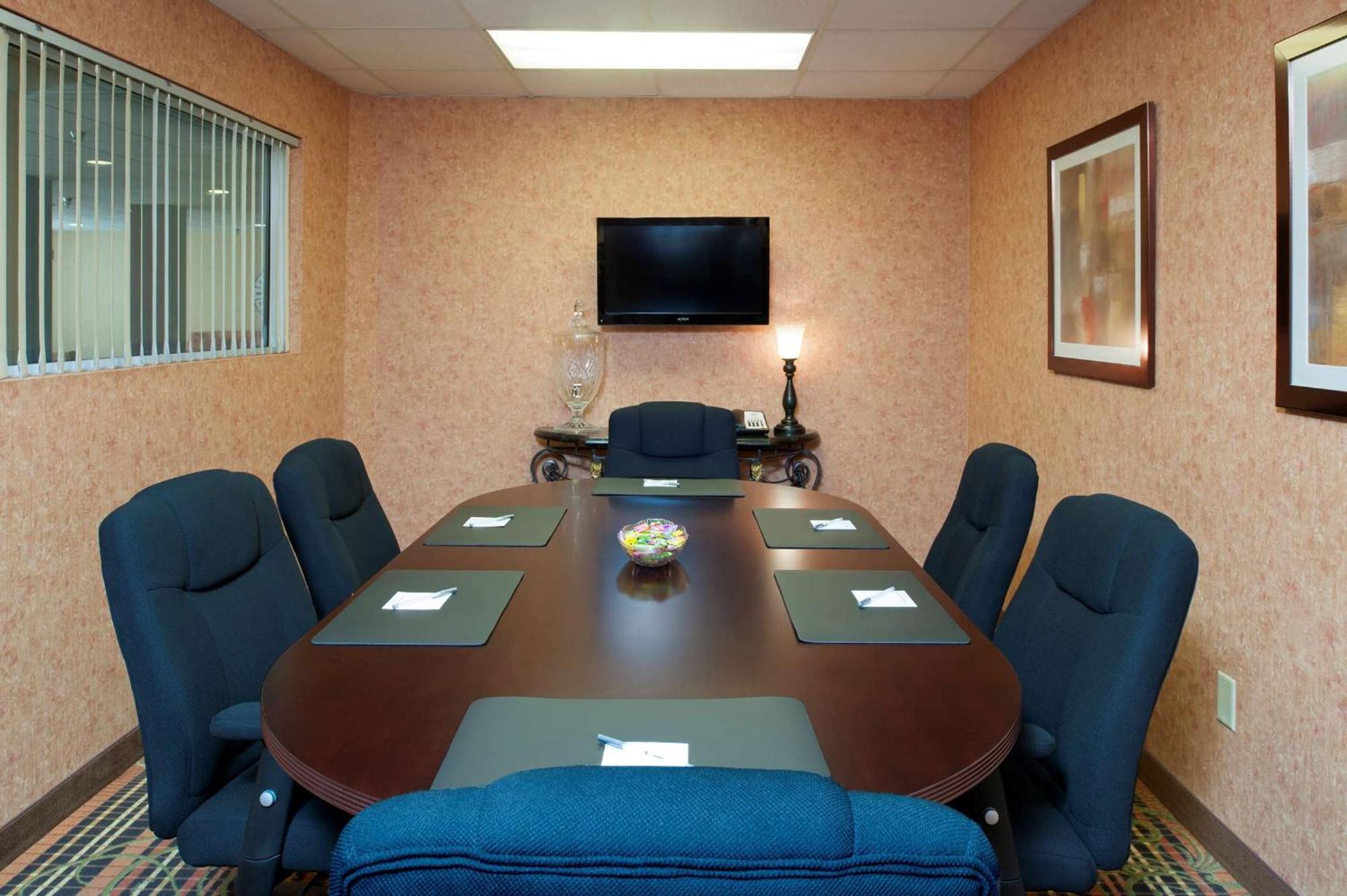 Hampton Inn & Suites Cleveland-Southeast-Стритсборо Экстерьер фото