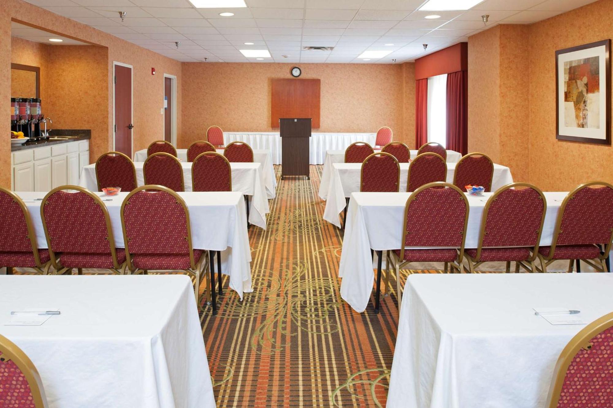 Hampton Inn & Suites Cleveland-Southeast-Стритсборо Экстерьер фото